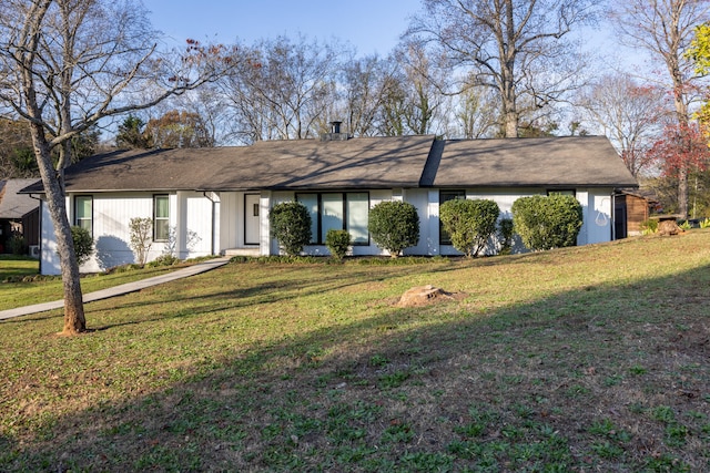 single story home featuring a front lawn