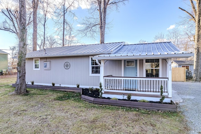 view of front of house featuring covered porch and a front lawn