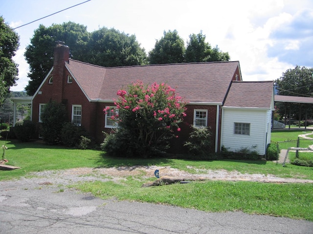 view of front of house with a front yard