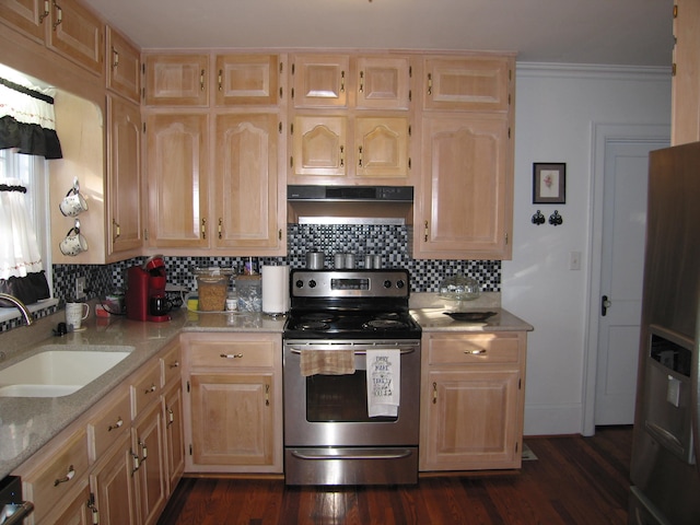 kitchen featuring decorative backsplash, stainless steel electric stove, dark wood-type flooring, and sink