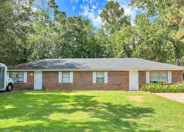 single story home featuring a front yard