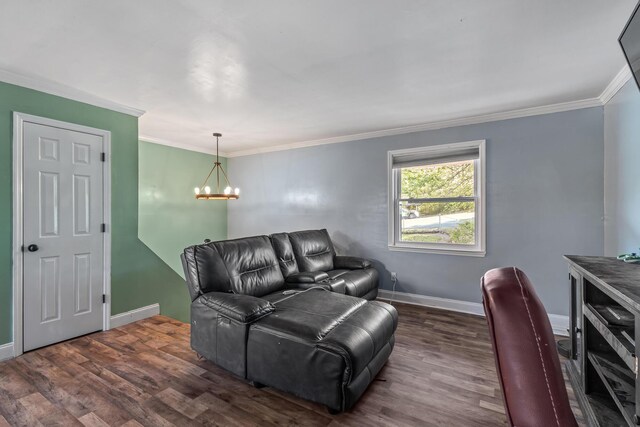 living room with baseboards, dark wood-style floors, an inviting chandelier, and crown molding