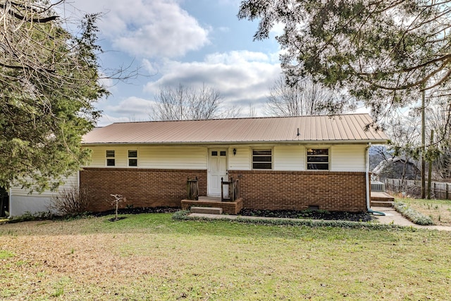 single story home featuring a front lawn