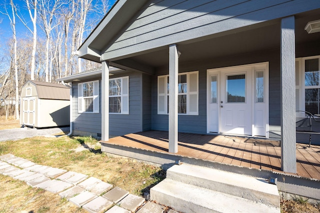 property entrance featuring a porch