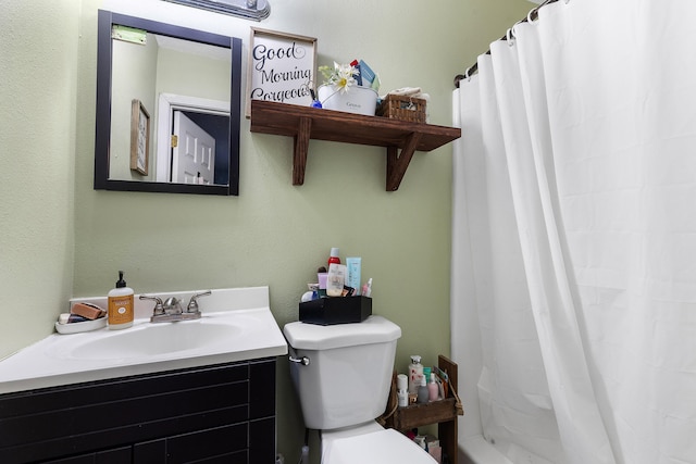 bathroom featuring a shower with curtain, vanity, and toilet