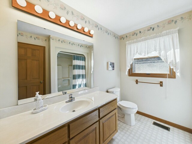 full bathroom featuring toilet, a shower with shower curtain, vanity, visible vents, and baseboards