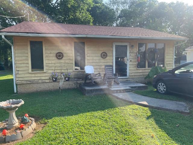 647 4th St SE, Cleveland, TN 37311 - bungalow featuring a front lawn