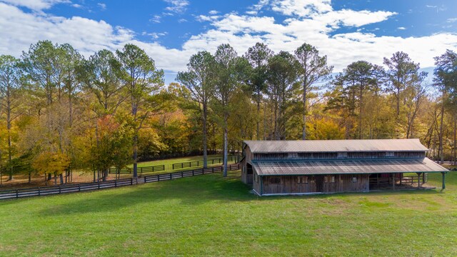 view of yard featuring a rural view and an outdoor structure