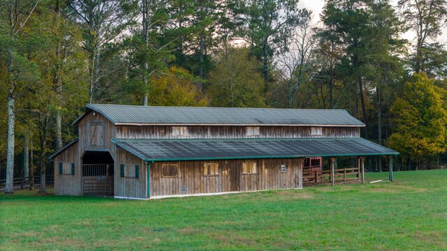 view of front of property featuring an outdoor structure