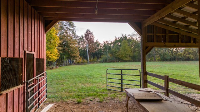 view of yard with an outdoor structure