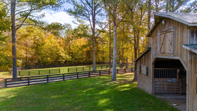 view of yard featuring an outbuilding