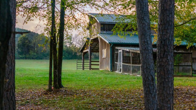 view of yard featuring an outdoor structure