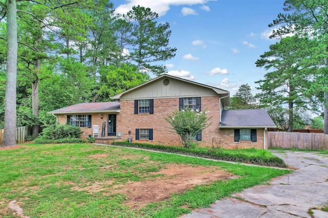 split level home featuring a front yard