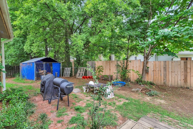 view of yard featuring an outdoor structure