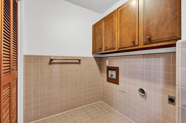2408 Peerless Rd NW, Cleveland, TN 37311 - bathroom featuring tile walls and a wainscoted wall