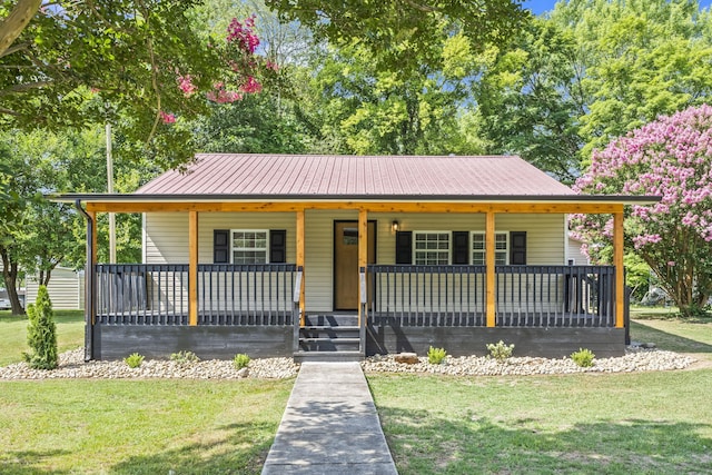 bungalow-style house featuring a front lawn and a porch