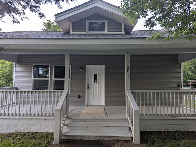 2811 E 26th St, Chattanooga, TN 37407 - view of front facade with covered porch and a shingled roof