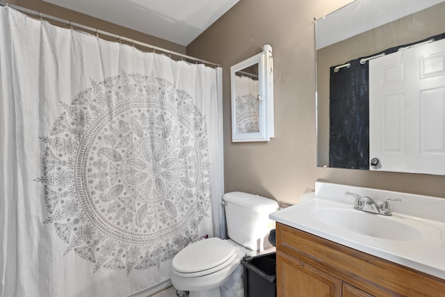 full bath with toilet, vanity, and a shower with shower curtain
