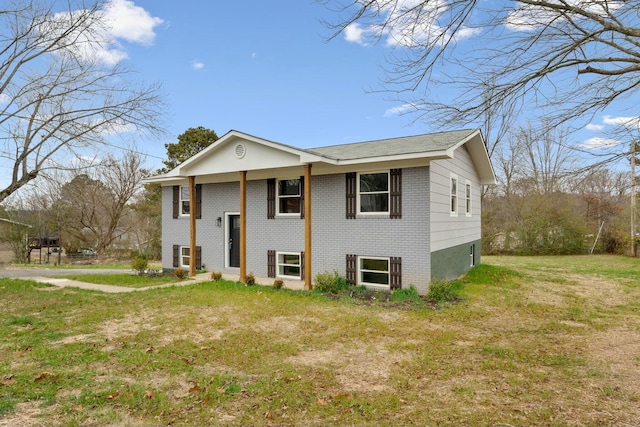 view of front of home featuring a front lawn