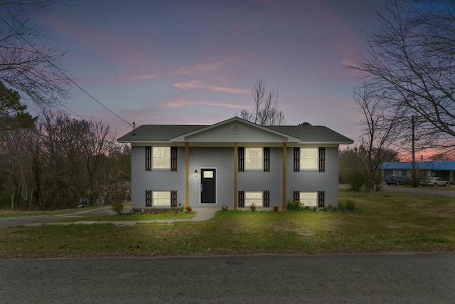 view of front of house featuring a yard