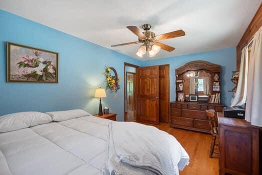 bedroom featuring light hardwood / wood-style floors and ceiling fan