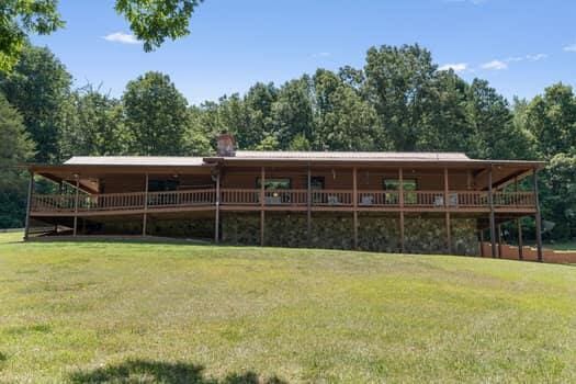 view of front facade with a front lawn