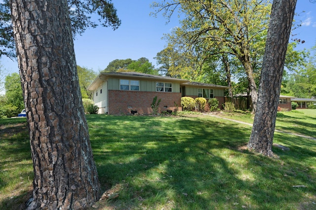 single story home featuring a front lawn