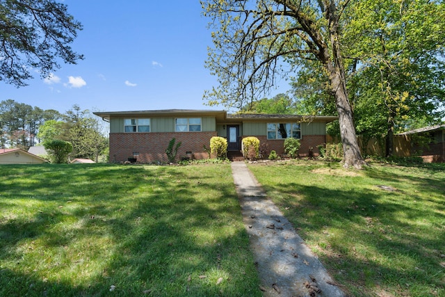 single story home featuring a front yard