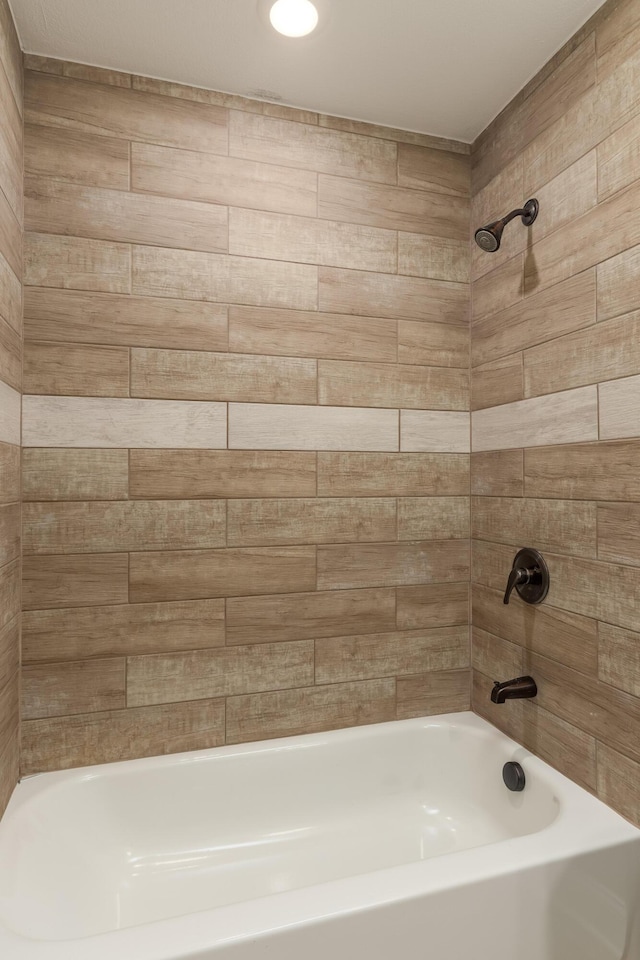 bathroom with tiled shower / bath combo