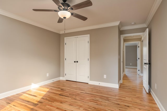 unfurnished bedroom featuring light wood-type flooring, a closet, ceiling fan, and ornamental molding