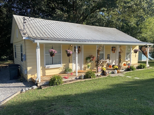 view of front of home featuring a porch and a front lawn