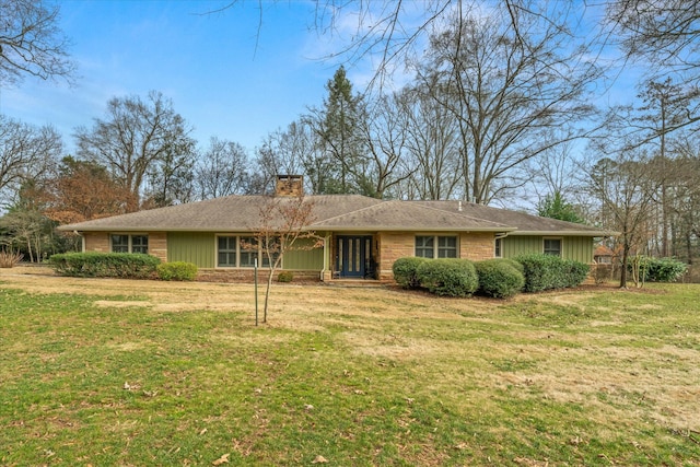 view of front of home featuring a front lawn