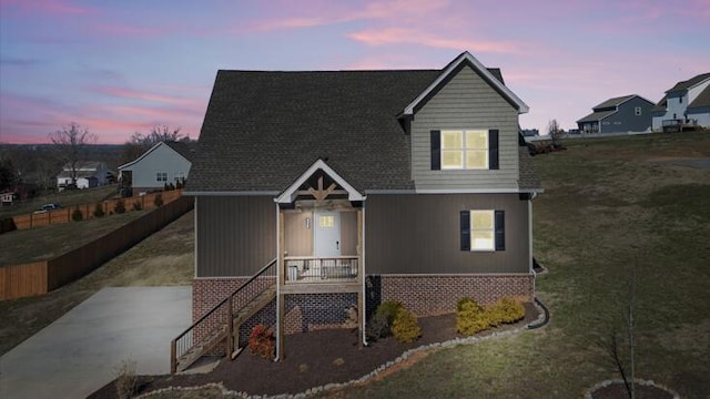 view of front facade featuring driveway