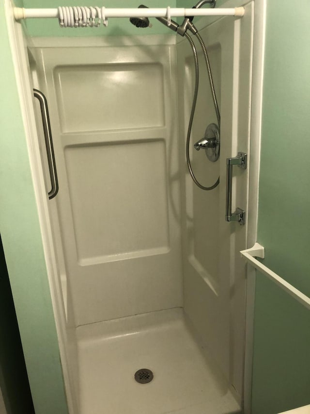 full bathroom featuring a stall shower