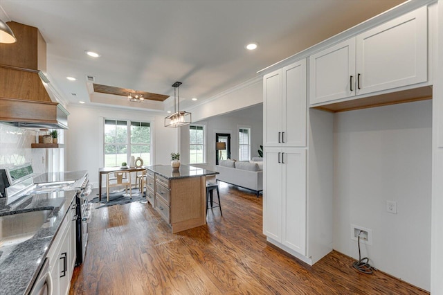 111 Arthur Ln NW, Cleveland, TN 37312 - kitchen with stainless steel appliances, dark wood-type flooring, a breakfast bar, dark stone countertops, and ornamental molding