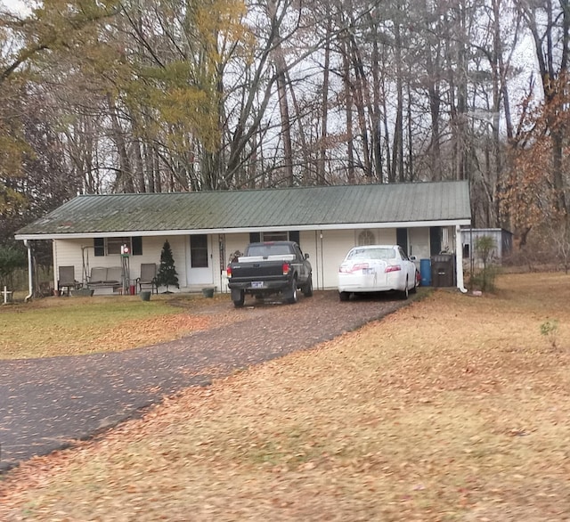 single story home featuring a front lawn