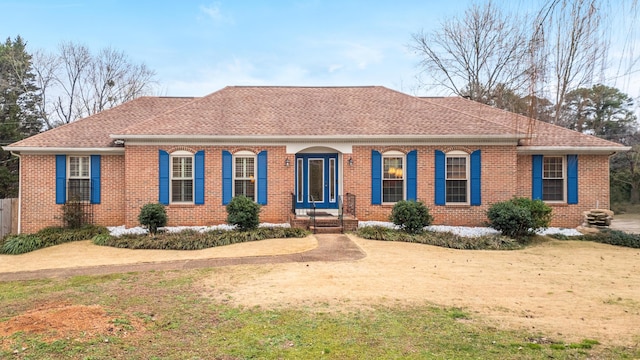 view of front of house featuring a front lawn