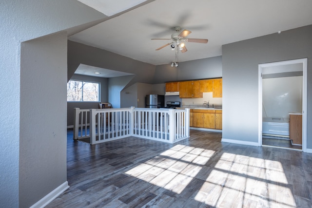 kitchen with ceiling fan, stainless steel fridge, sink, and dark wood-type flooring