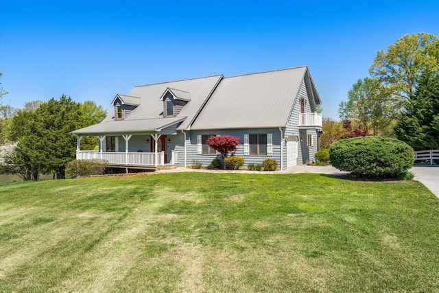 131 Corntassel Shrs, Vonore, TN 37885 - cape cod-style house with a front yard, covered porch, and a balcony