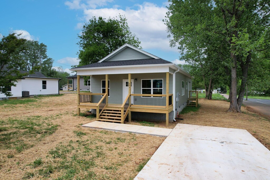523 13th St SE, Cleveland, TN 37311 - view of front of house with a porch and a shingled roof