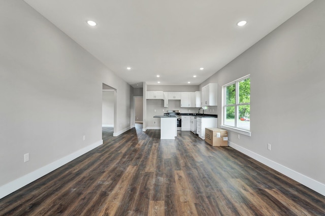 523 13th St SE, Cleveland, TN 37311 - unfurnished living room with baseboards, dark wood-style floors, a sink, and recessed lighting