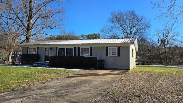 ranch-style house with a front yard