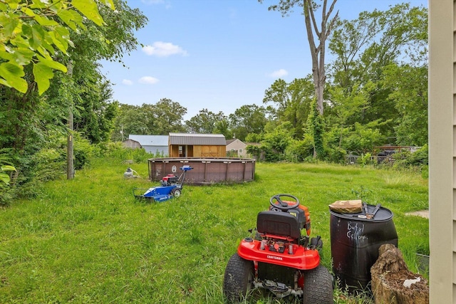 608 Parkview Dr, Chattanooga, TN 37411 - view of grassy yard with an outdoor pool