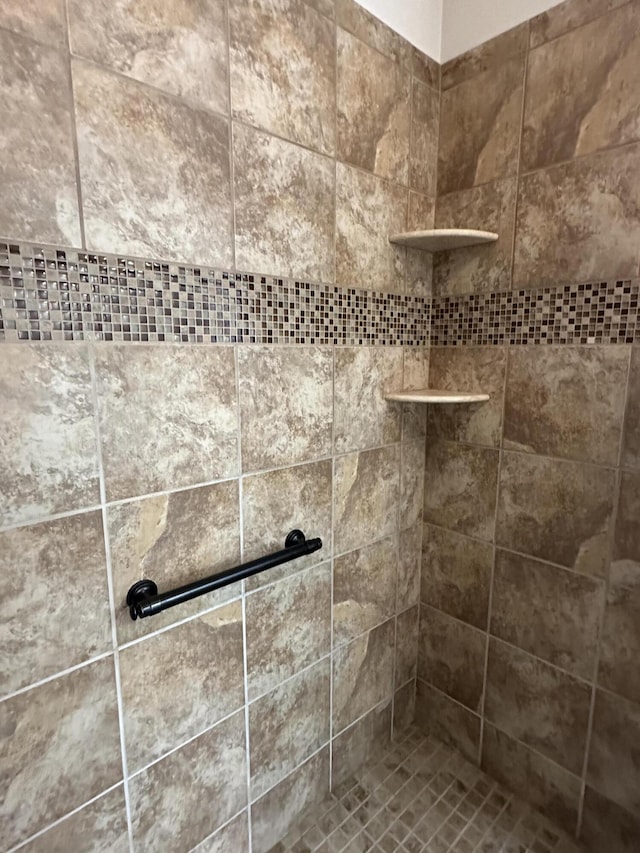 room details featuring a tile shower