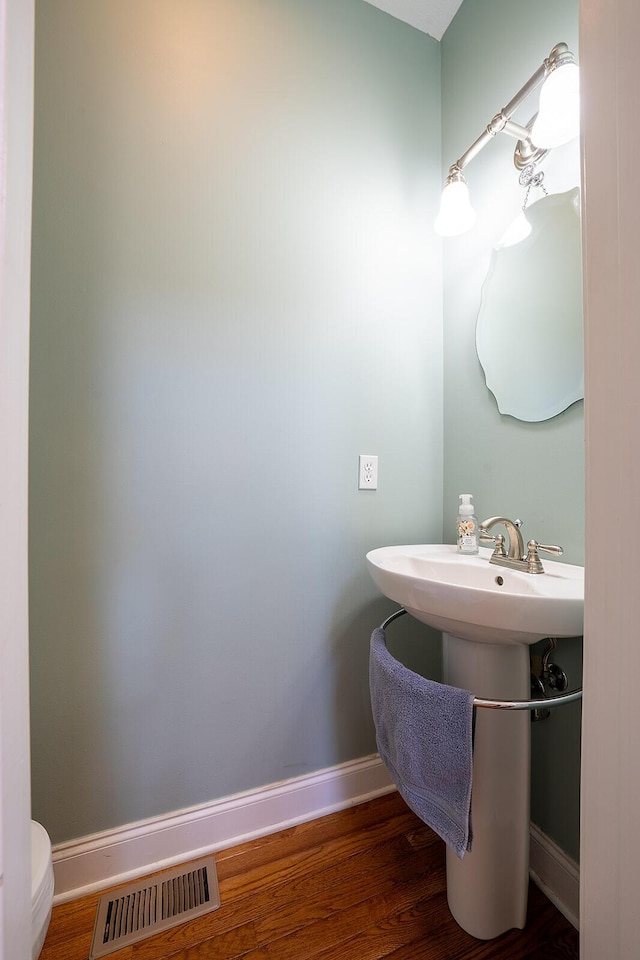 123 Carson Pl, Clinton, TN 37716 - bathroom featuring baseboards, wood finished floors, and toilet