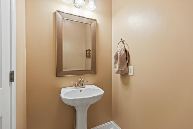 bathroom with baseboards