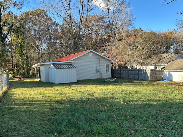 view of yard featuring a storage shed