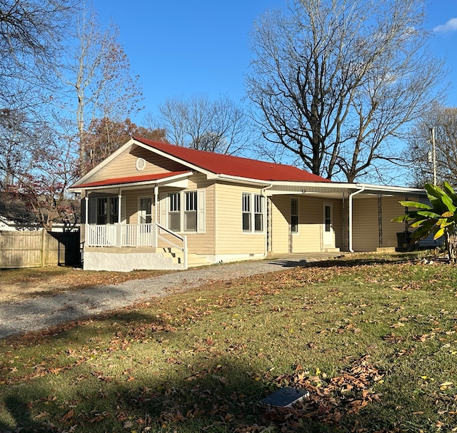 view of front facade featuring a porch and a front lawn