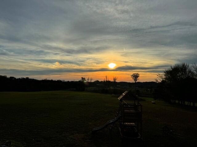 view of yard at dusk