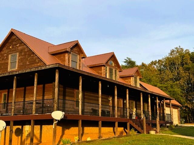 back of house featuring a lawn